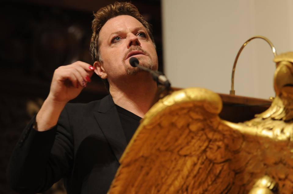 British comedian Eddie Izzard accepts the Outstanding Lifetime Achievement Award in Cultural Humanism presented by Harvard's Humanist Community. In a witty acceptance speech, Izzard explained his beliefs on choosing to believe in humans, rather than believing in a god. 