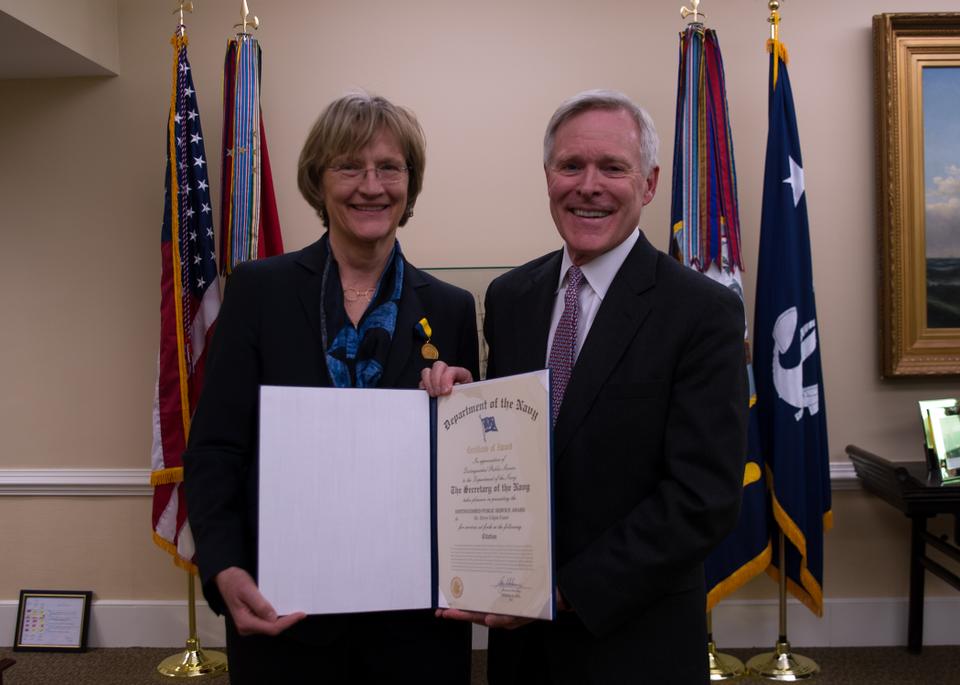 Havard University President Drew G. Faust receives the Navy Distinguished Public Service Medal from Secretary of the Navy Ray E. Mabus.