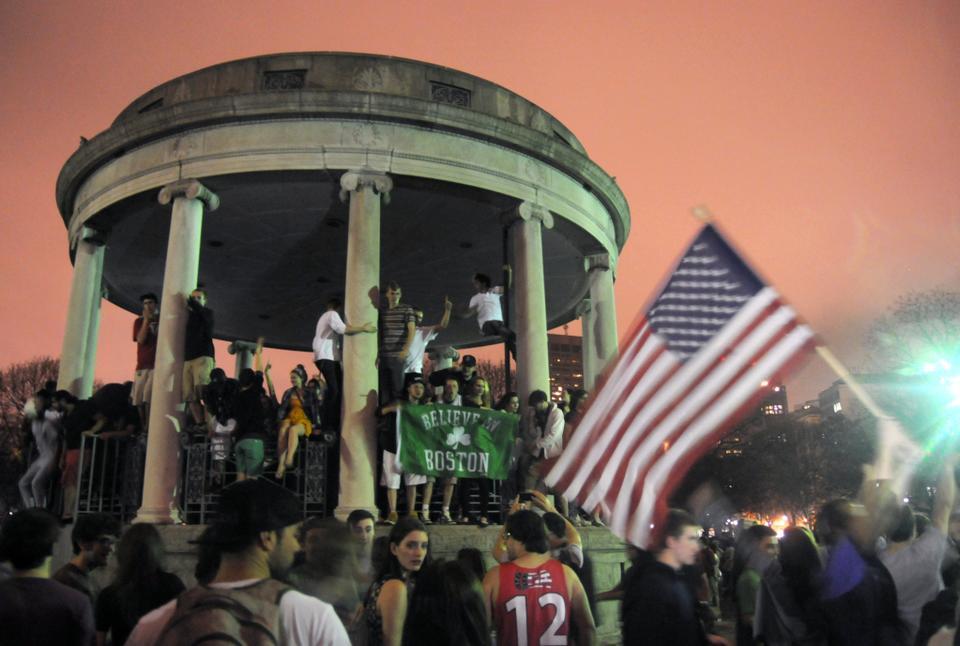 Hundreds of college students and area residents flooded the Boston Common on Friday evening following the capture of Boston Marathon bombing suspect Dzhokar Tsarnaev.