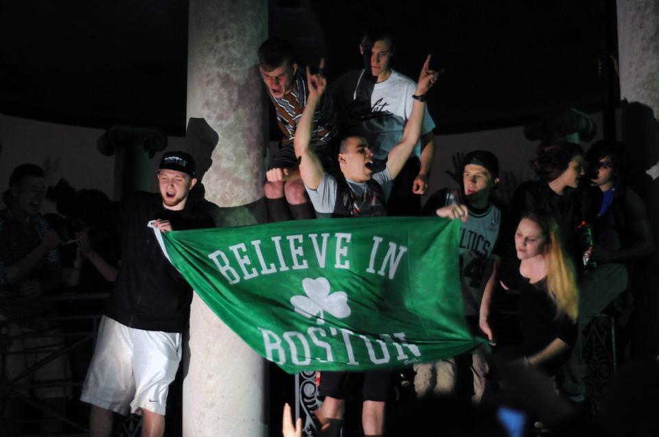 Hundreds of college students and area residents flooded the Boston Common on Friday evening following the capture of  Boston Marathon bombing suspect Dzhokar Tsarnaev.