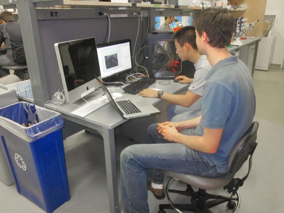 Clemens Riegler (front), project leader and post-doctoral supervisor, oversees Francis K. Masuda ‘15 (back) as he conducts statistical analysis on the activity of zebra-fish neurons in Life Sciences 100r.