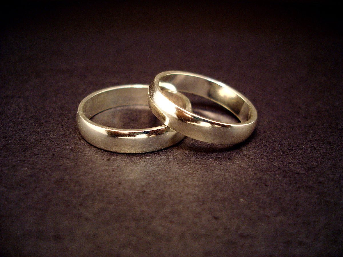 Married couples who are diagnosed with cancer live longer than people who are not married according to researchers at the Dana-Farber Cancer Institute.