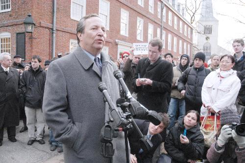 Former University President Lawrence H. Summers announces his resignation during a press conference in February 2006.