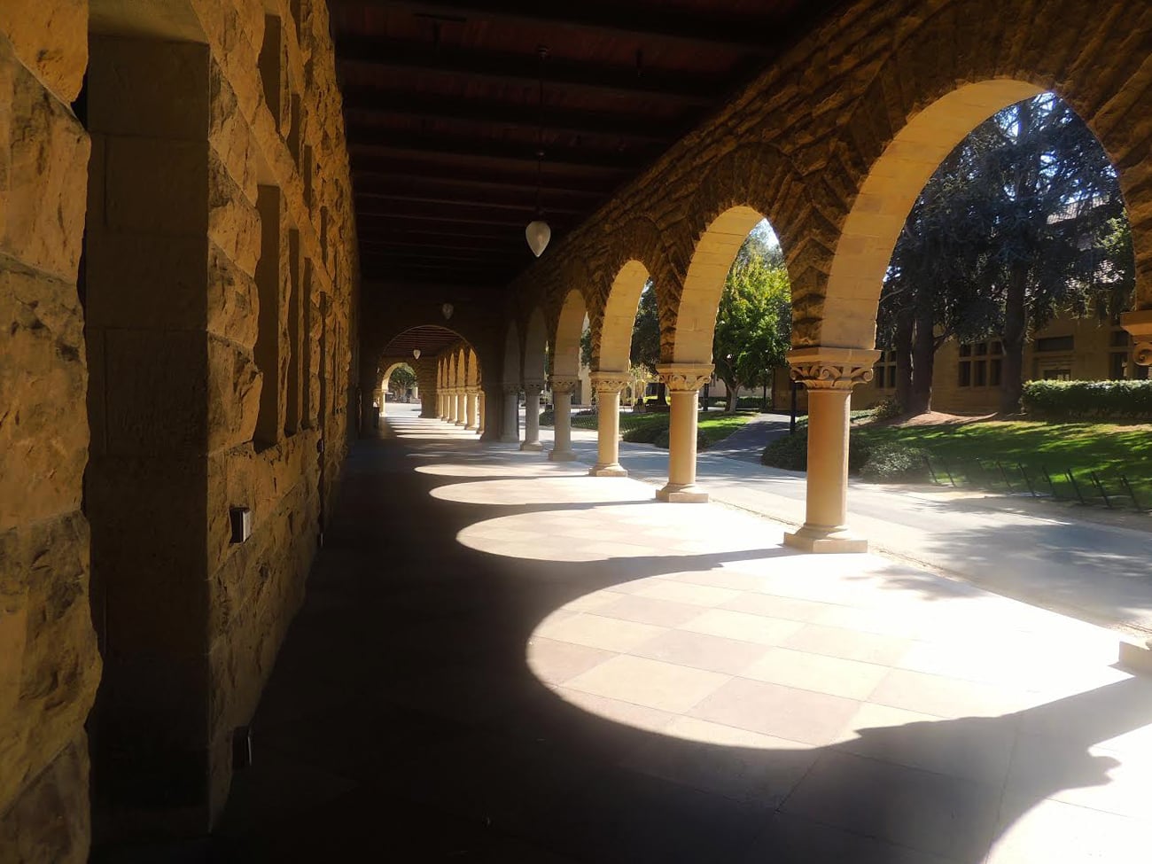 Stanford's architecture is composed of arches, red-tiled roofs, and sandstone buildings.