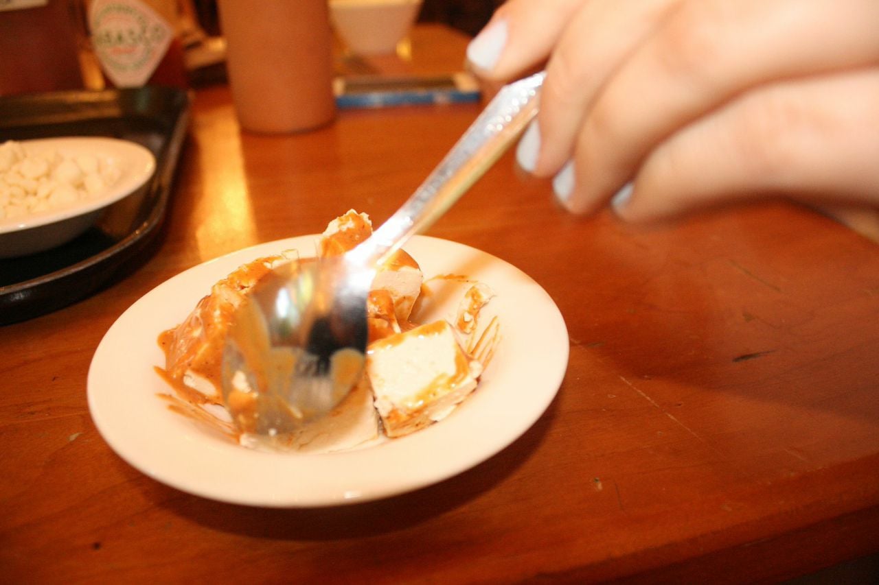 Mix hot sauce and tofu