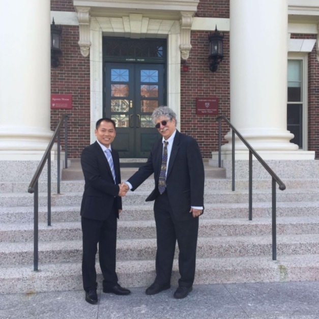 Zhongping Yang, who donated $100,000  to fund research on reducing stress in the Chinese school system, shakes hands with Ed School Professor Robert L. Selman, the principal investigator on the project.