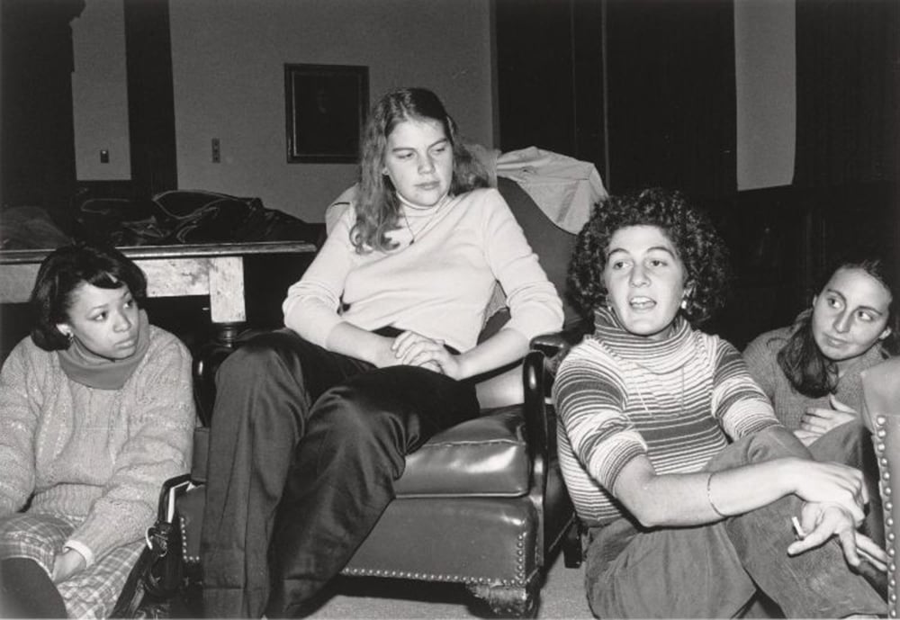 Women who were members of the Radcliffe Union of Students, including Liz Enaudi '83 and Diane Chira '83, meet in Winthrop House in 1981. 