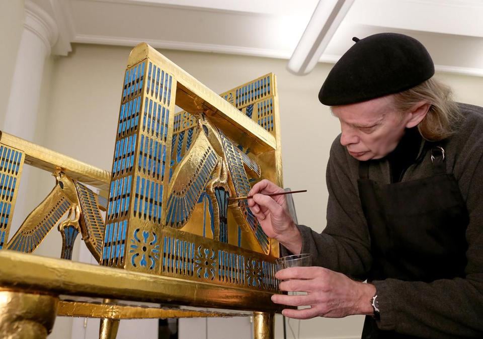 Gant works on Hetepheres's throne.