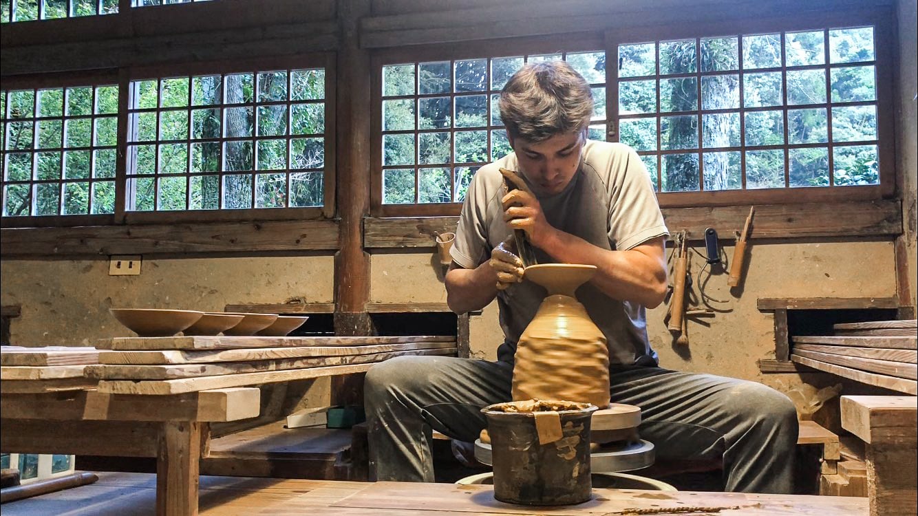 After two years at Harvard, Everard decided to return to Japan to work under master potter Taki Nakazato.