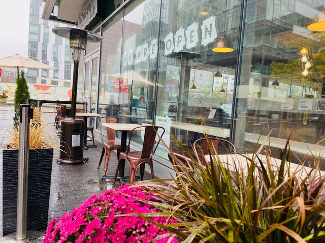 Outdoor seating at Aceituna Grill's Cambridge location.
