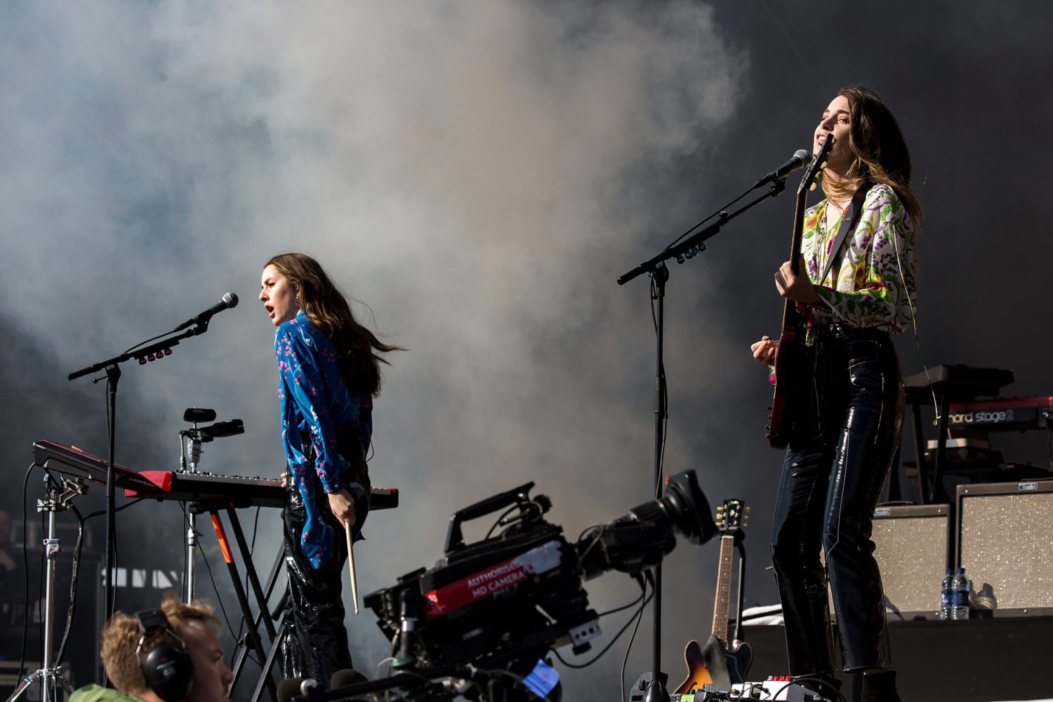 Two of the Haim sisters in concert