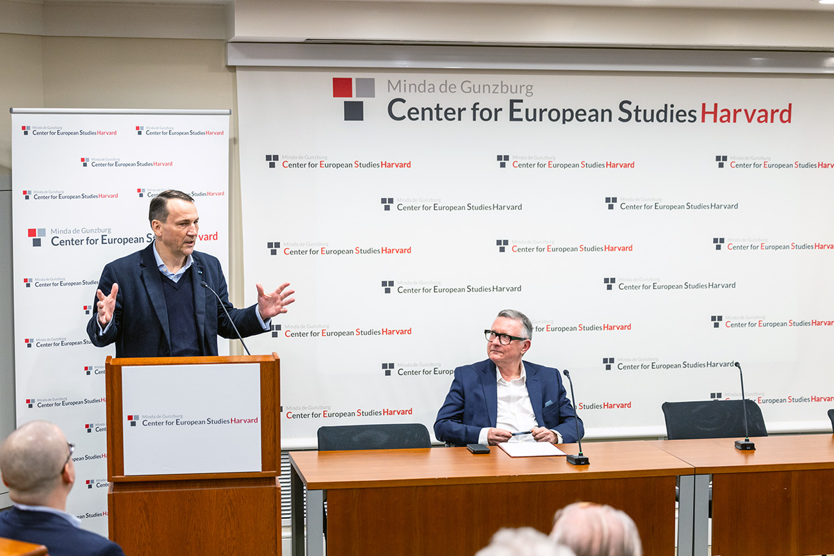 Polish politician Radosław Sikorski spoke about polarization at the Zaleski Symposium, which was hosted by the Center for European Studies.