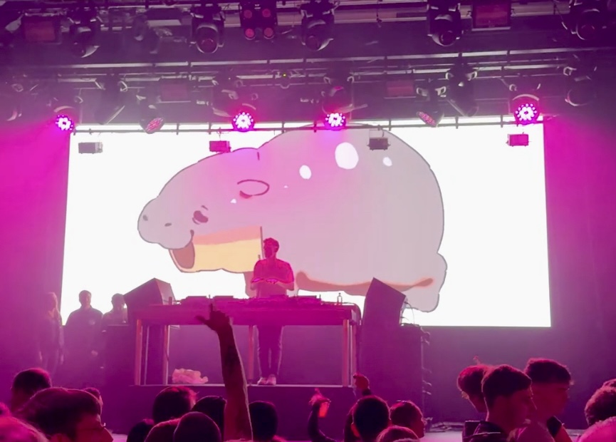 Both sets were well mixed and included fun pop-culture visuals such as an animated Moo Deng, Hasbullah, and a GTA-themed, Just Dance-esque screen.