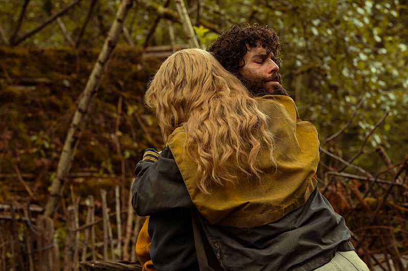 Steven Krueger and Samantha Hanratty in "Yellowjackets" Season 3.
